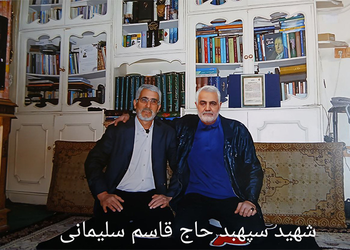 وقتی از منزل ما رفت 3 روز بعدبا همین لباس شهید شد. اومده بودن همین لوح تقدیر که بالای سر شهید هست بدن بمن.