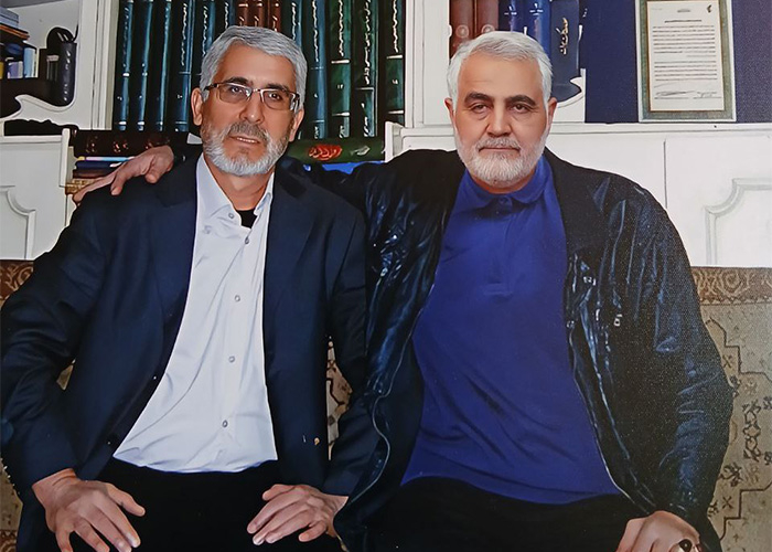 وقتی از منزل ما رفت 3 روز بعدبا همین لباس شهید شد. اومده بودن همین لوح تقدیر که بالای سر شهید هست بدن بمن.